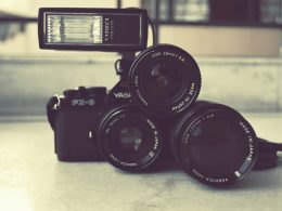 kamera-mit-mehreren-objektiven-und-blitz-Gr93yug2K0E