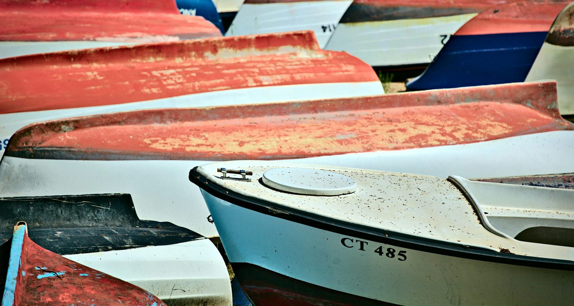 tagsuber-kanuboote-auf-sand-0pF-B5BdScQ