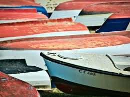 tagsuber-kanuboote-auf-sand-0pF-B5BdScQ