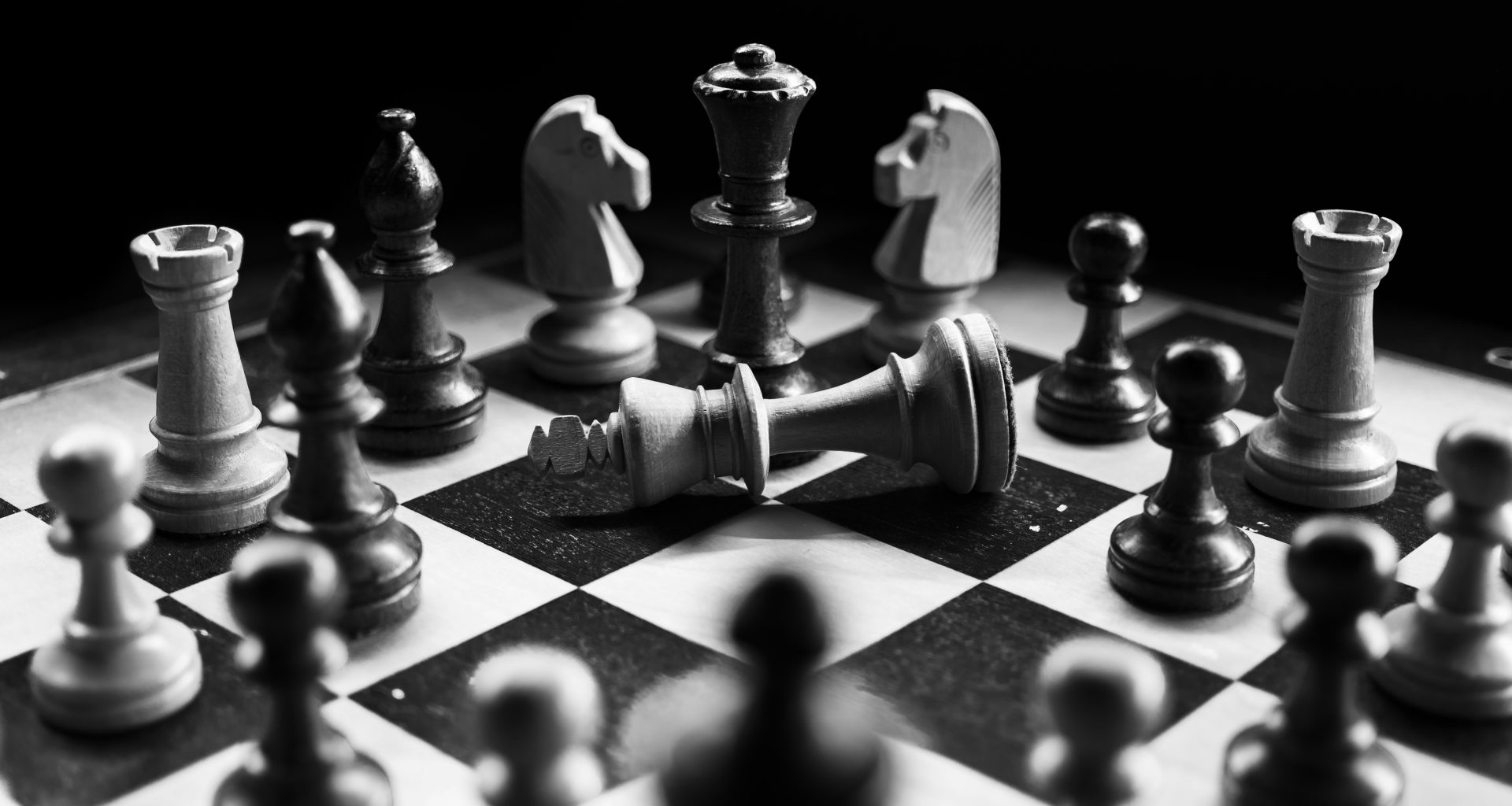 schachfiguren-auf-dem-brett-nAjil1z3eLk