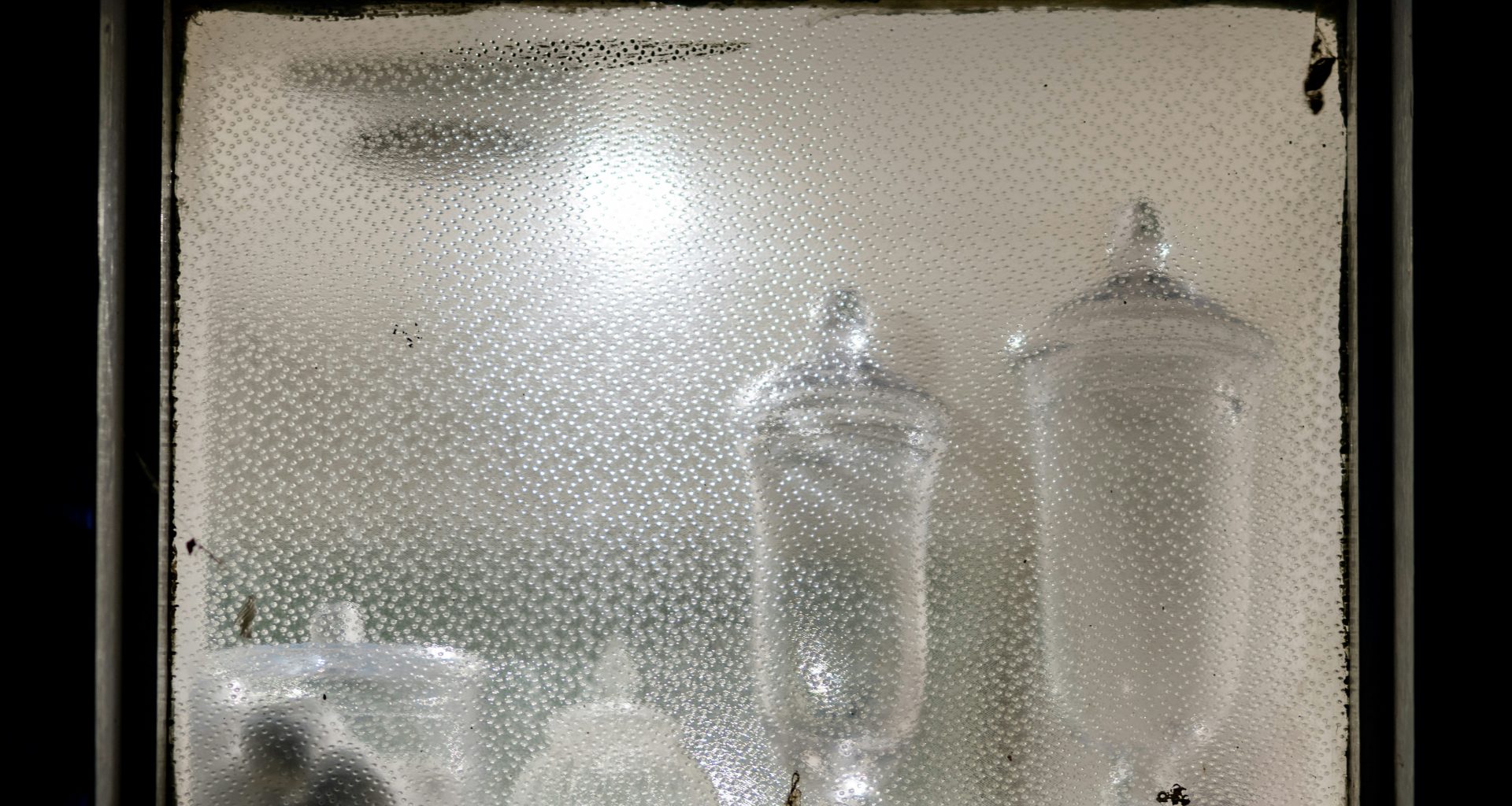 klarglasflaschen-auf-braunem-holztisch-2D9GbgLTOSw