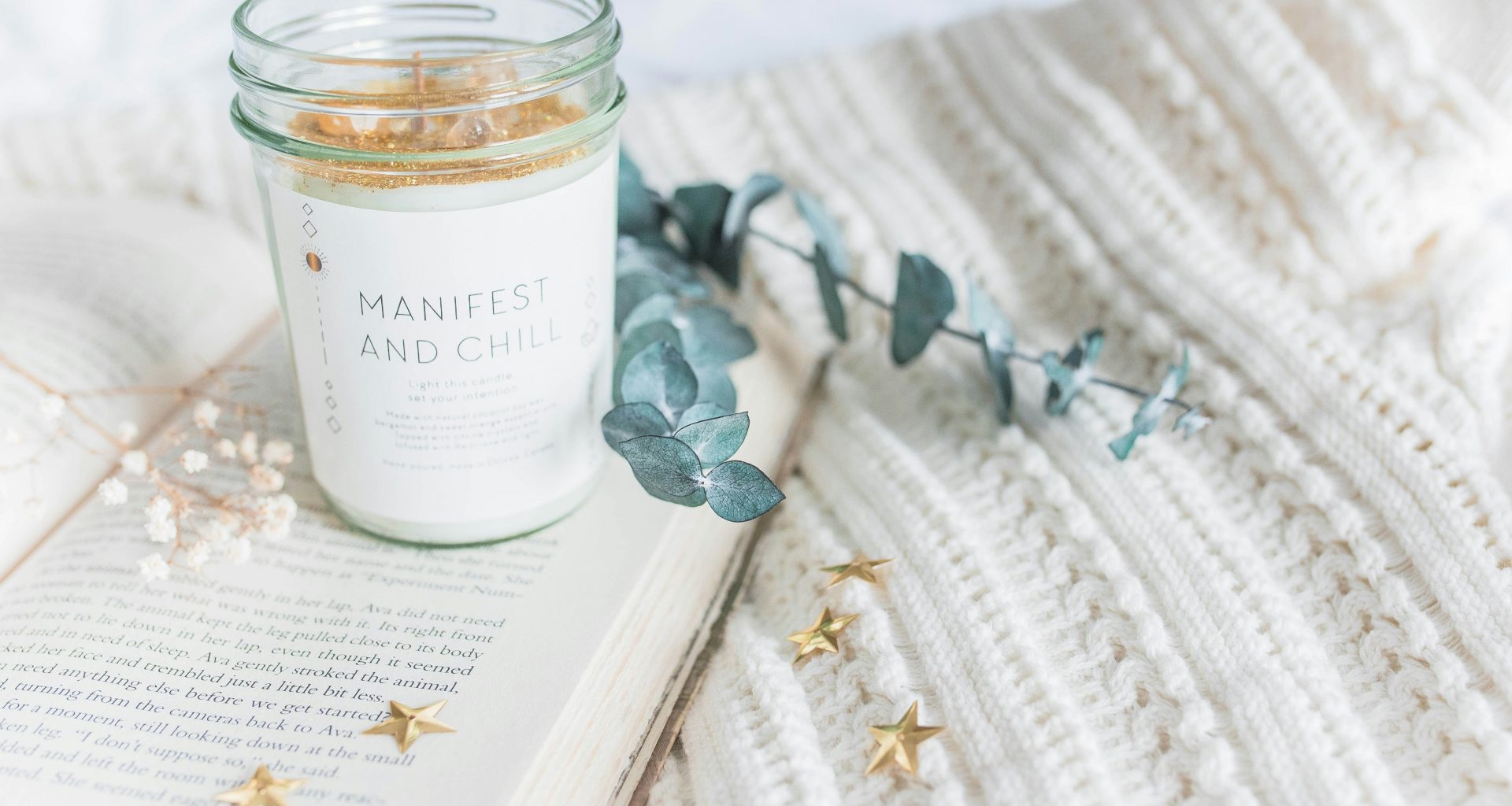 klarglasgefass-auf-aufgeschlagenem-buch-RdlBK-0XOxk