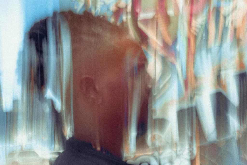 krug-aus-klarem-glas-auf-dem-tisch-xJWUhJP-qPc