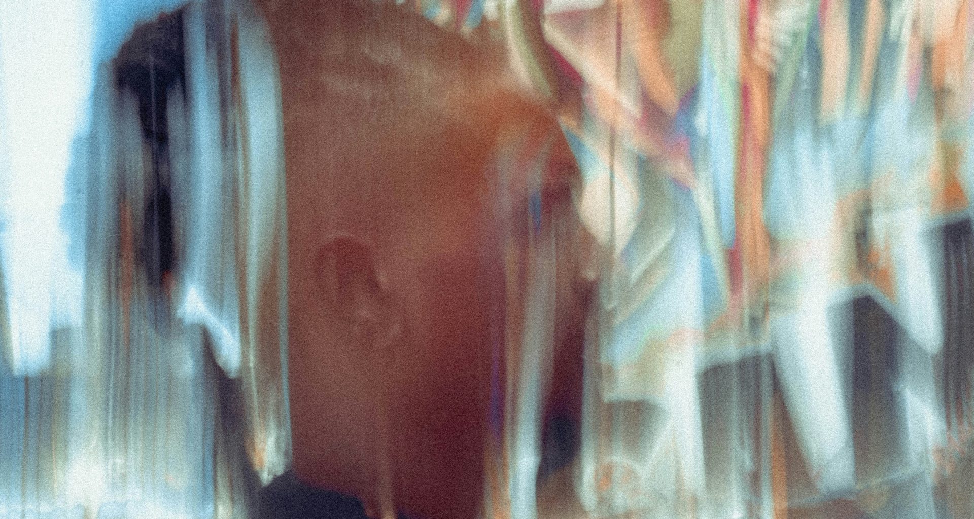 krug-aus-klarem-glas-auf-dem-tisch-xJWUhJP-qPc