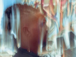 krug-aus-klarem-glas-auf-dem-tisch-xJWUhJP-qPc