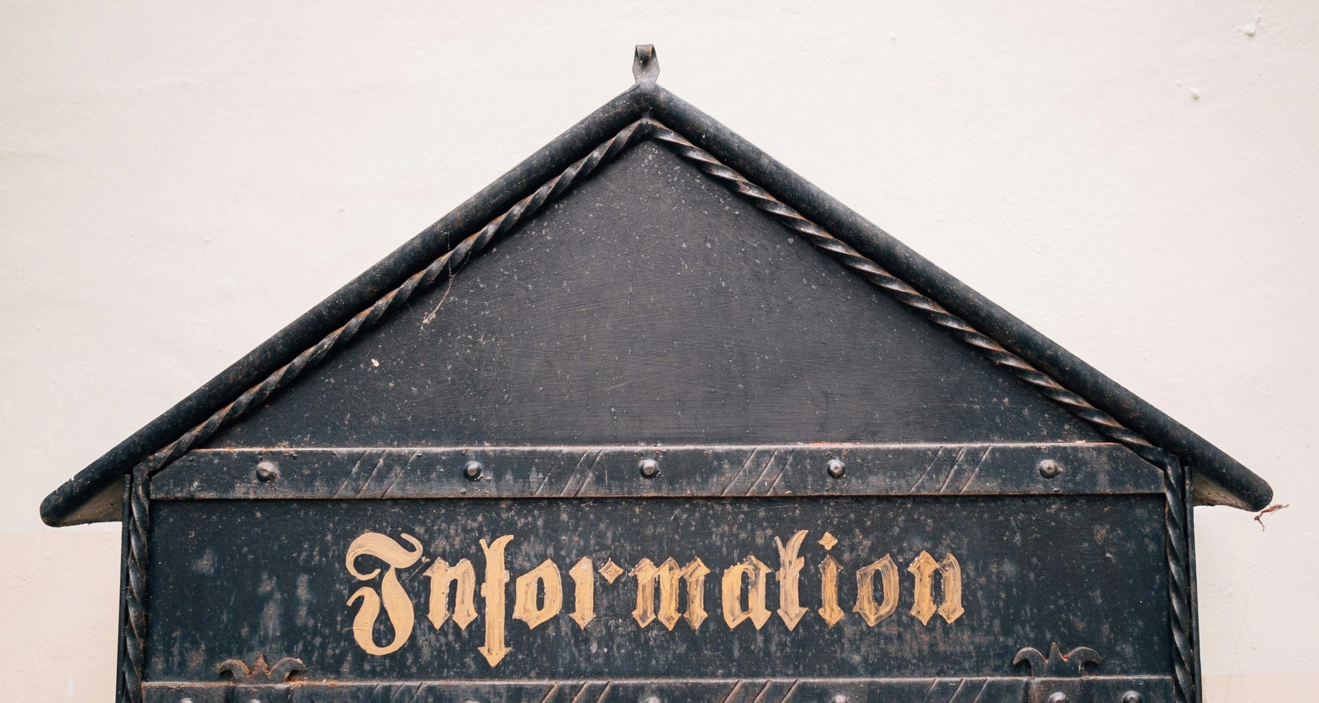 nahaufnahme-von-informationsschildern-WUvBROPOsuo