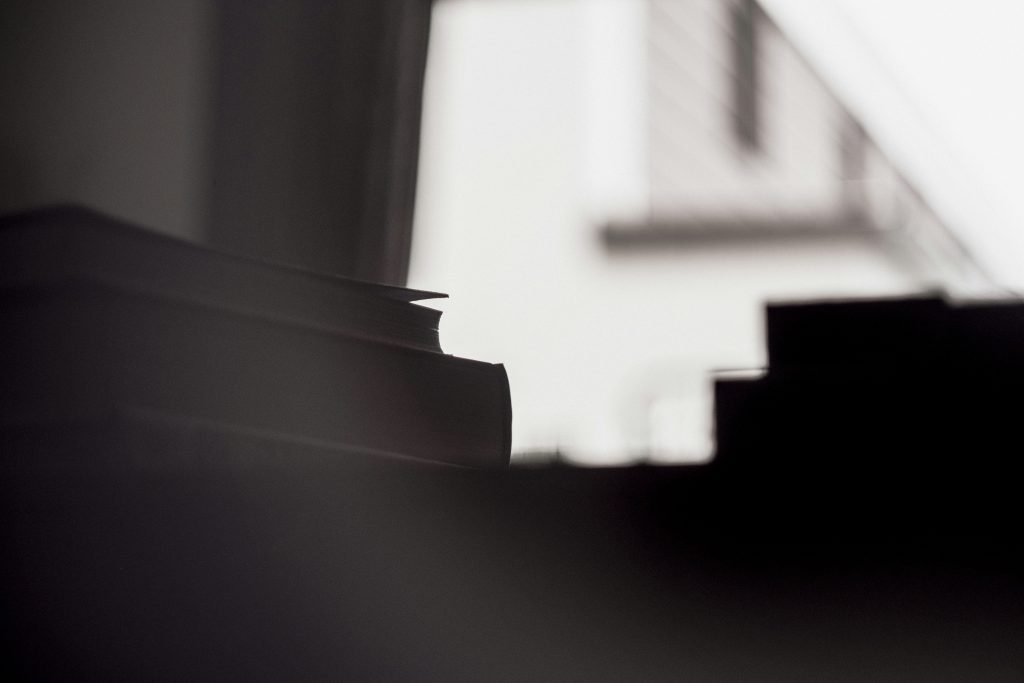 nahaufnahme-von-zwei-buchern-El5V2z0k8nc