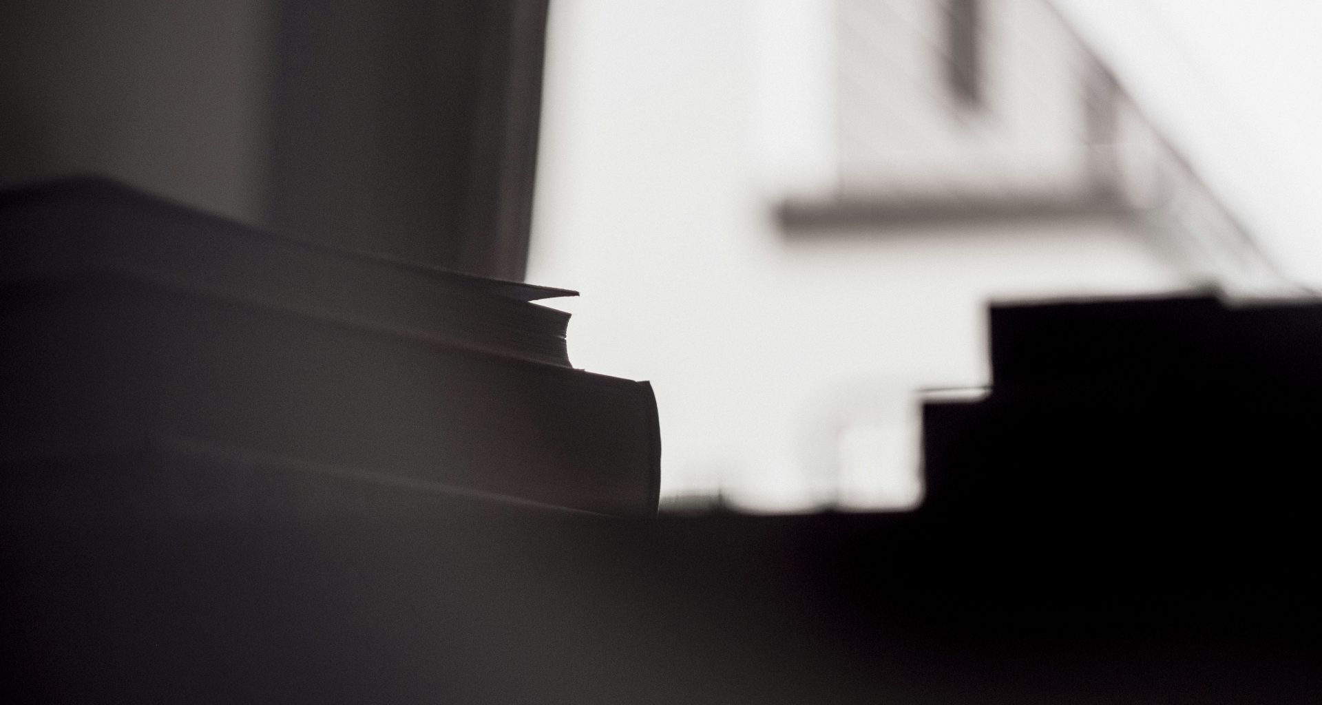 nahaufnahme-von-zwei-buchern-El5V2z0k8nc