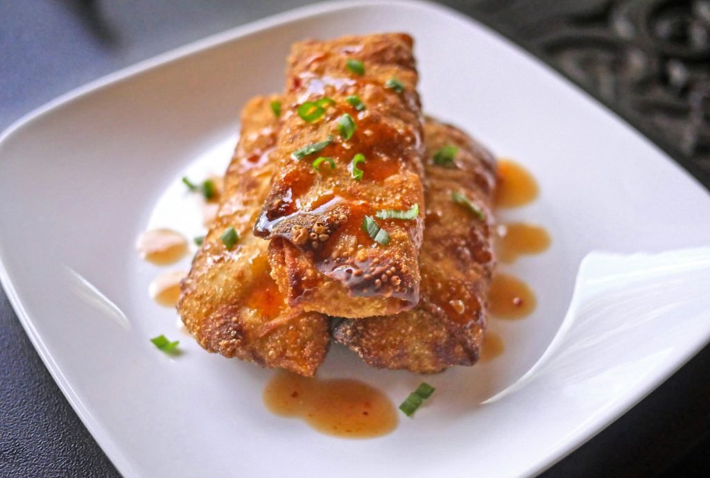 gekochtes-essen-auf-dem-teller-3HpyvyPCjPA