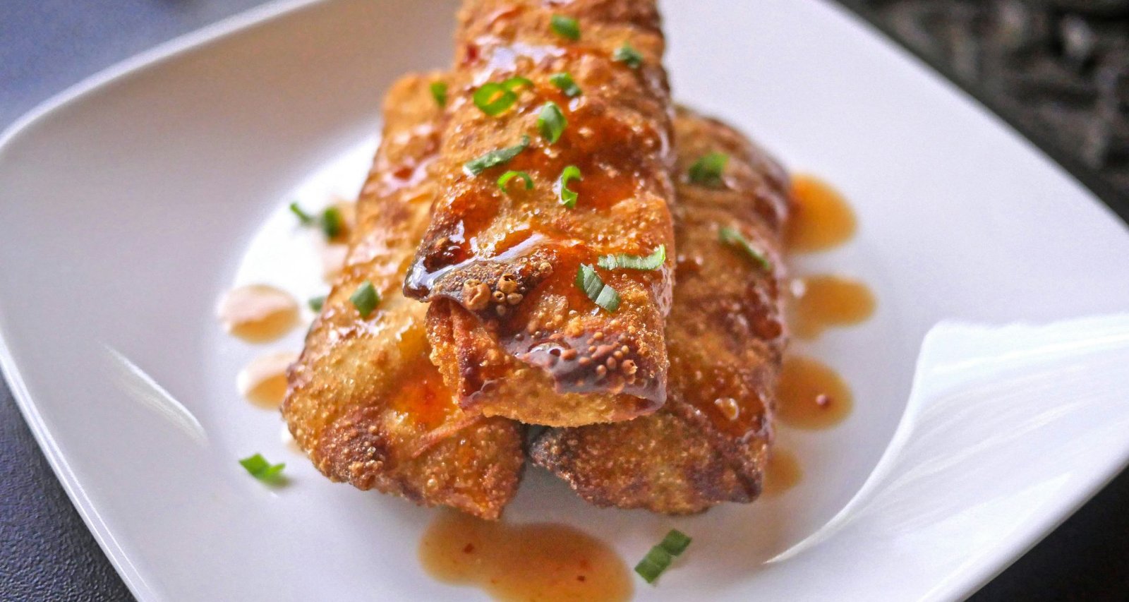 gekochtes-essen-auf-dem-teller-3HpyvyPCjPA