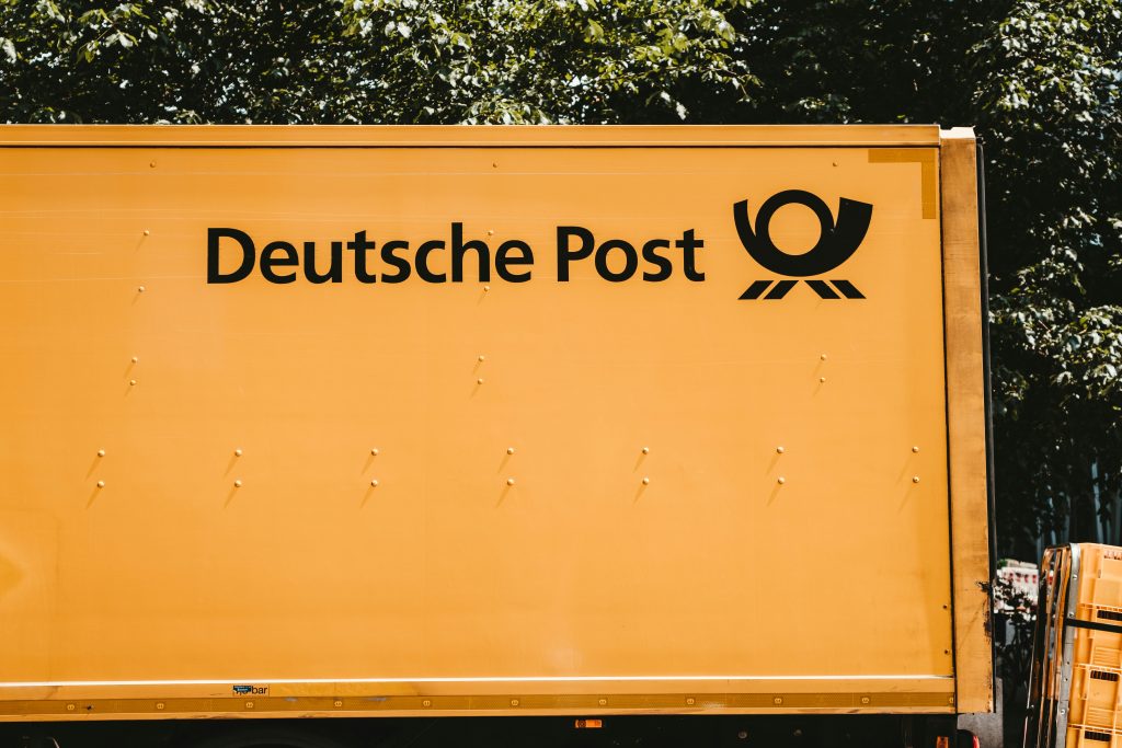 deutsche-post-text-eX5yJ1N8SAI