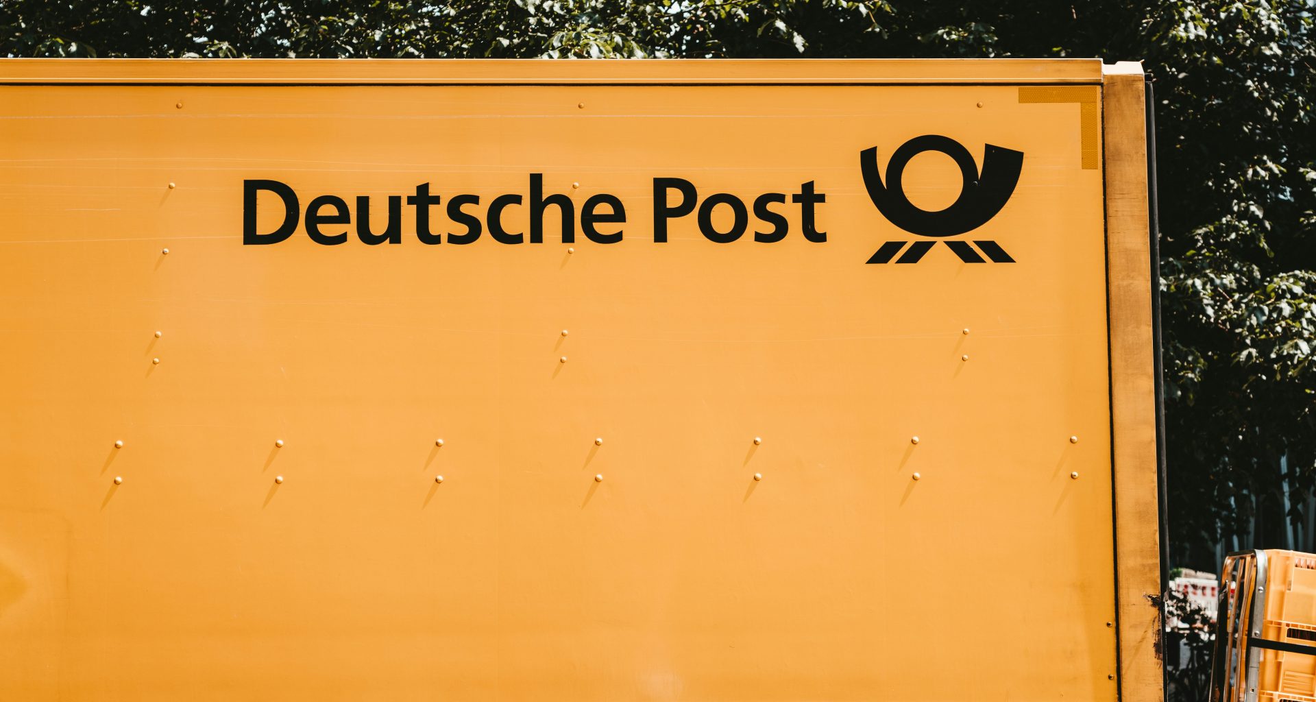 deutsche-post-text-eX5yJ1N8SAI