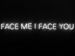 face-me-i-face-you-text-mit-schwarzem-hintergrund-ZM4TyOggk8Y