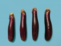 flatlay-fotografie-von-vier-lila-auberginen-YF8cn3GDDC0