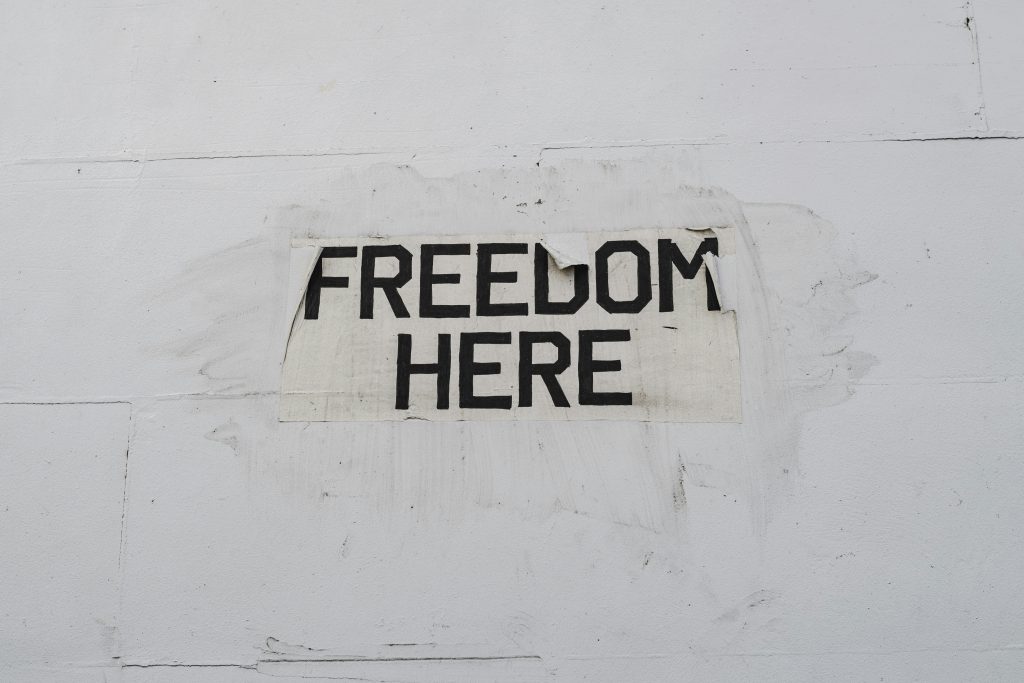 beschilderung-freiheit-hier-_qAasWdI9qY