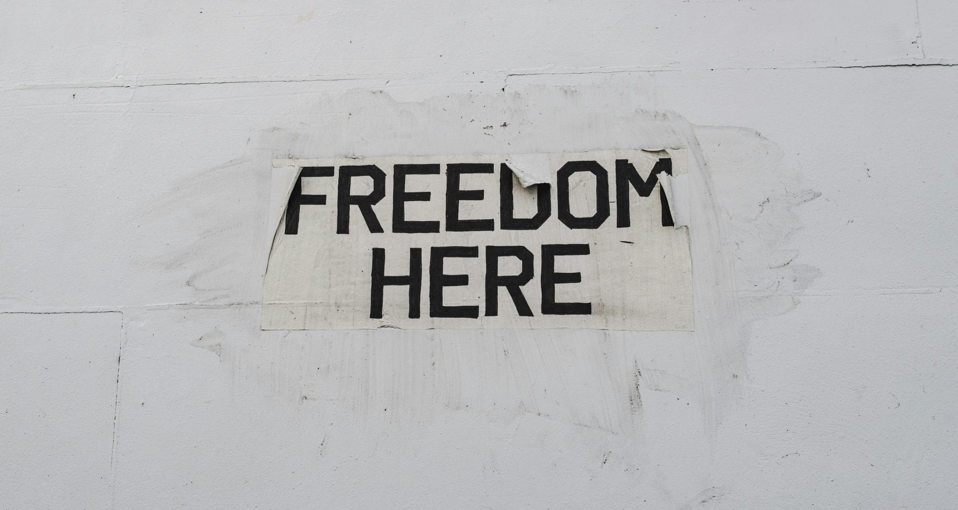 beschilderung-freiheit-hier-_qAasWdI9qY