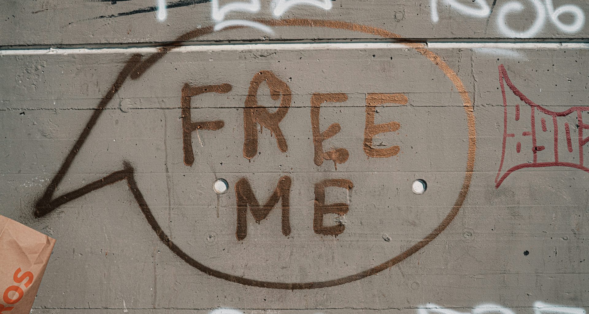 graffiti-an-einer-wand-die-free-me-sagt-X7hOQ0rWiSQ