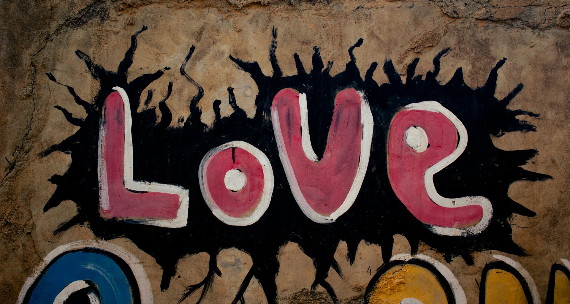 graffiti-an-einer-wand-auf-der-liebe-steht-1gN-Kfzla3k