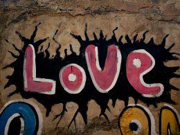 graffiti-an-einer-wand-auf-der-liebe-steht-1gN-Kfzla3k