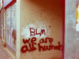 graffiti-an-der-seite-eines-gebaudes-das-blm-sagt-wir-sind-alle-menschen-RuGNoWVHO7s