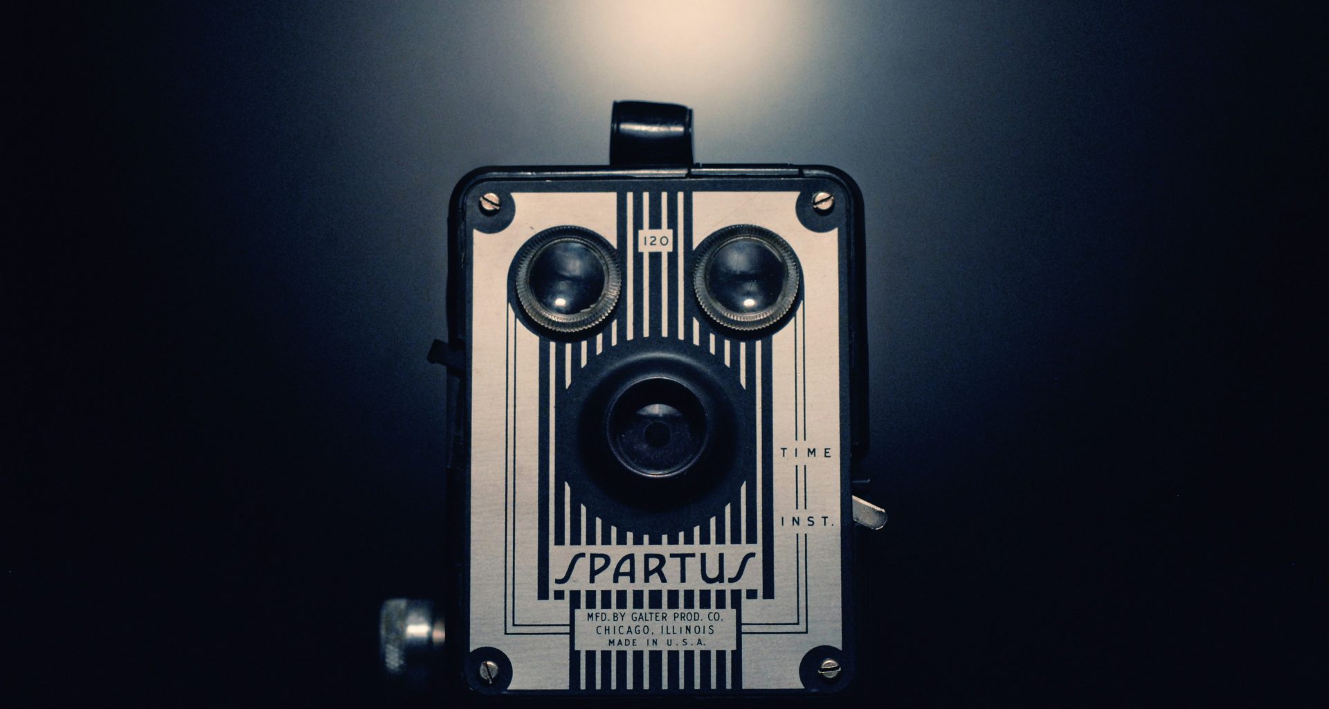 graue-und-schwarze-spartus-kamera-jVTttLXijfM