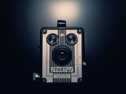 graue-und-schwarze-spartus-kamera-jVTttLXijfM