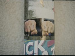 grau-und-blau-etikettierte-flasche-Qdz6p88TpdY