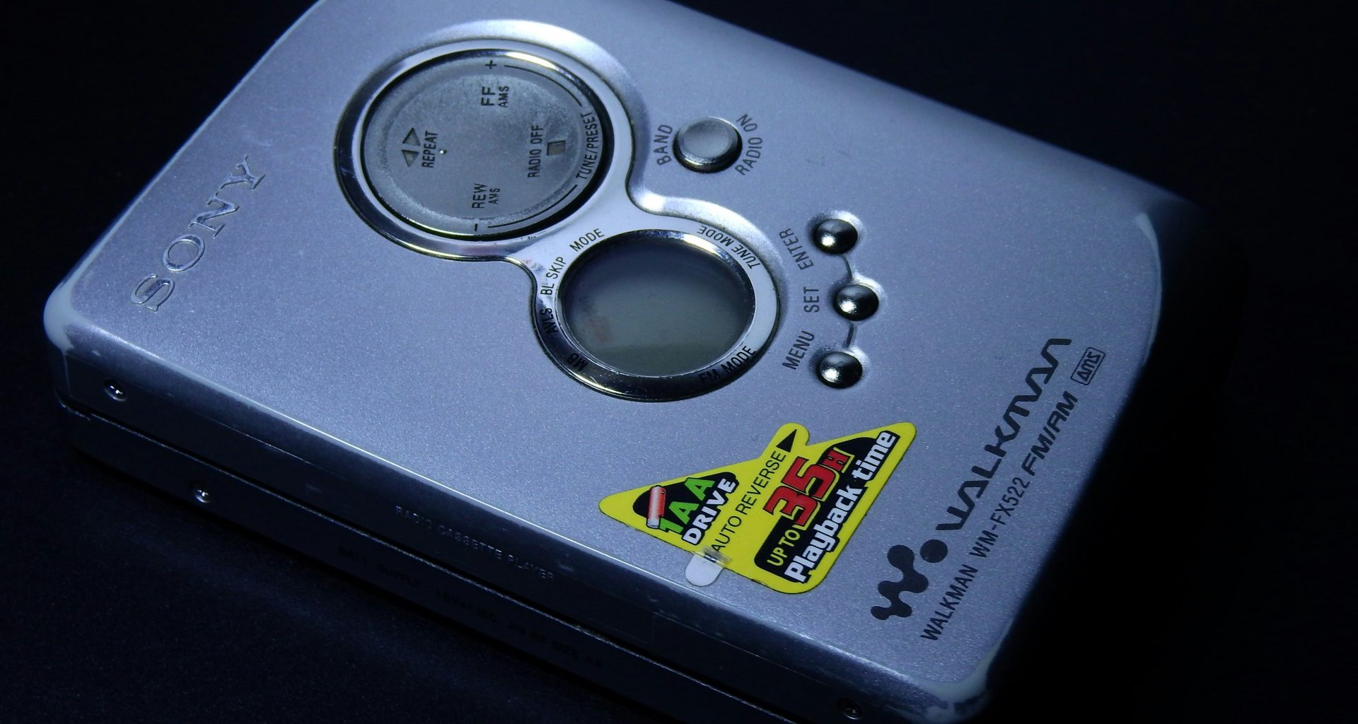 graues-und-gelbes-panasonic-gerat-_ZXwBYezgB8