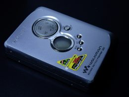 graues-und-gelbes-panasonic-gerat-_ZXwBYezgB8