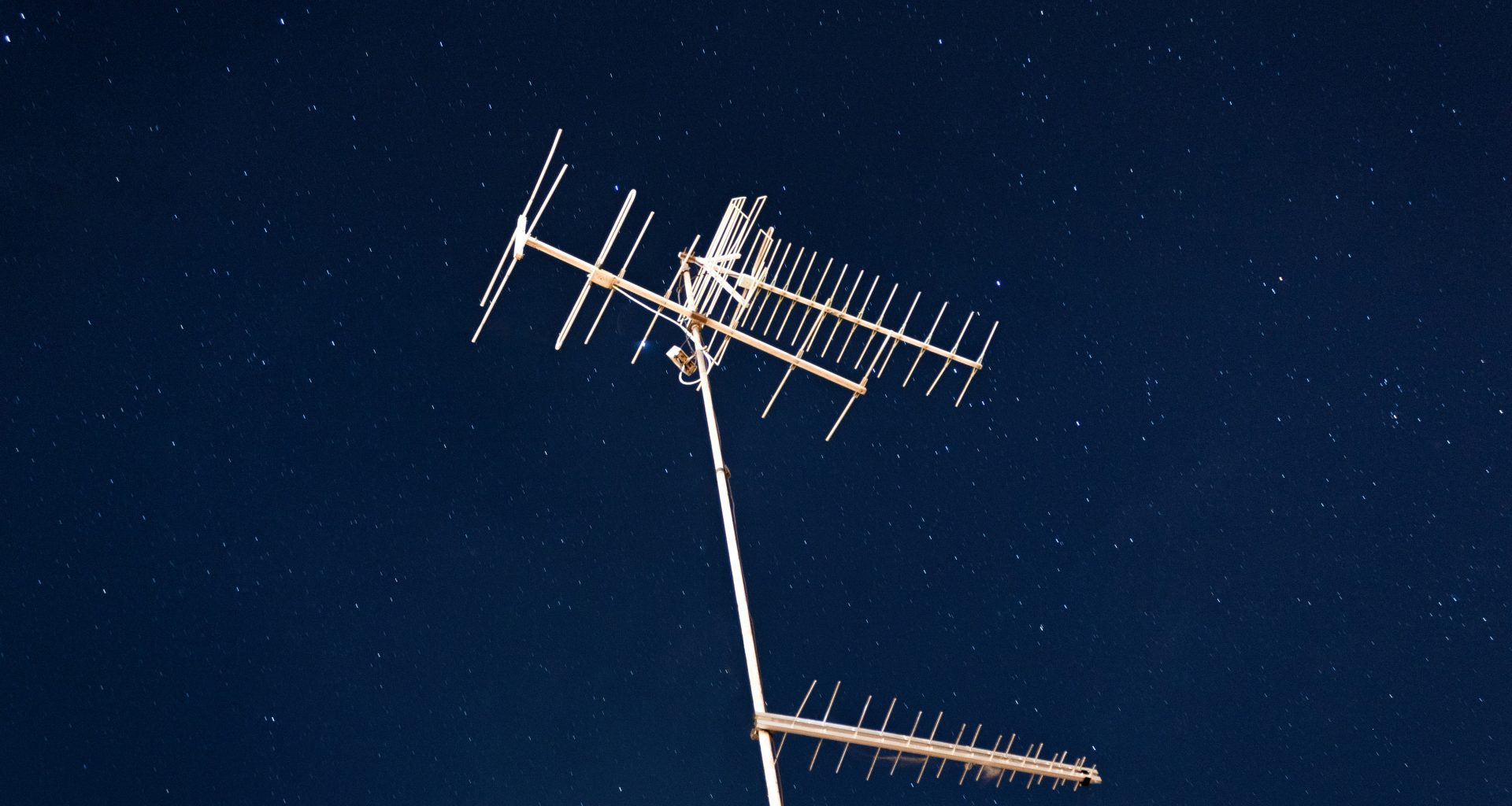 graue-antenne-rTMusQAiix0