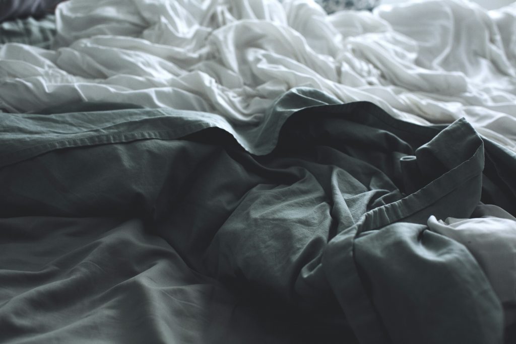 graue-kleidung-neben-weissem-laken-0eyTKhre-cQ