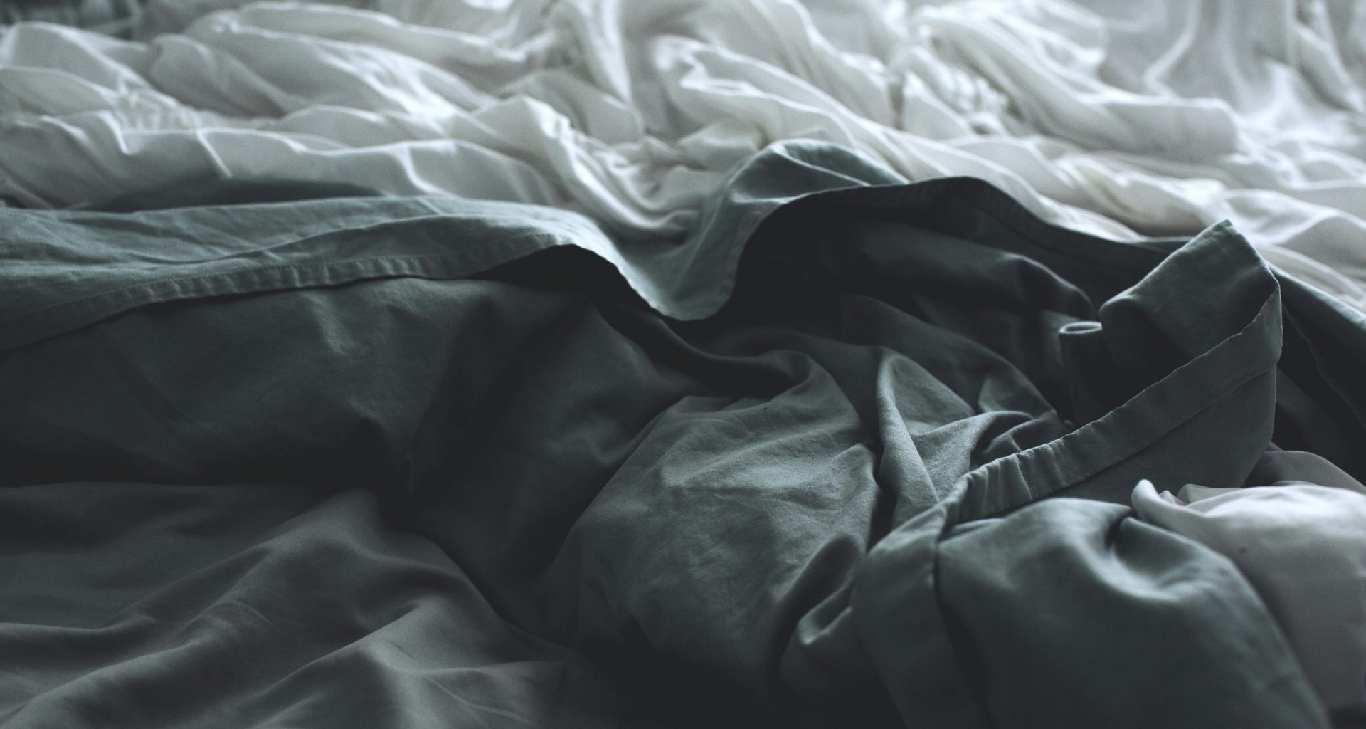 graue-kleidung-neben-weissem-laken-0eyTKhre-cQ