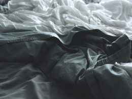graue-kleidung-neben-weissem-laken-0eyTKhre-cQ
