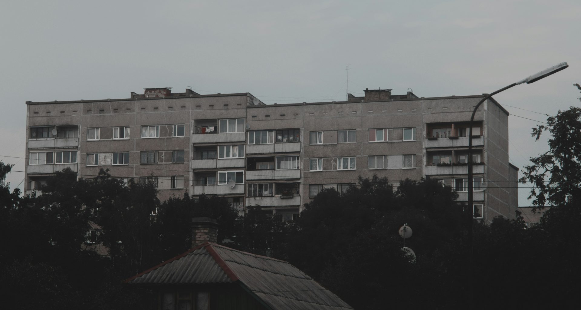 graues-betongebaude-unter-grauem-himmel-POfTyH0D1HU