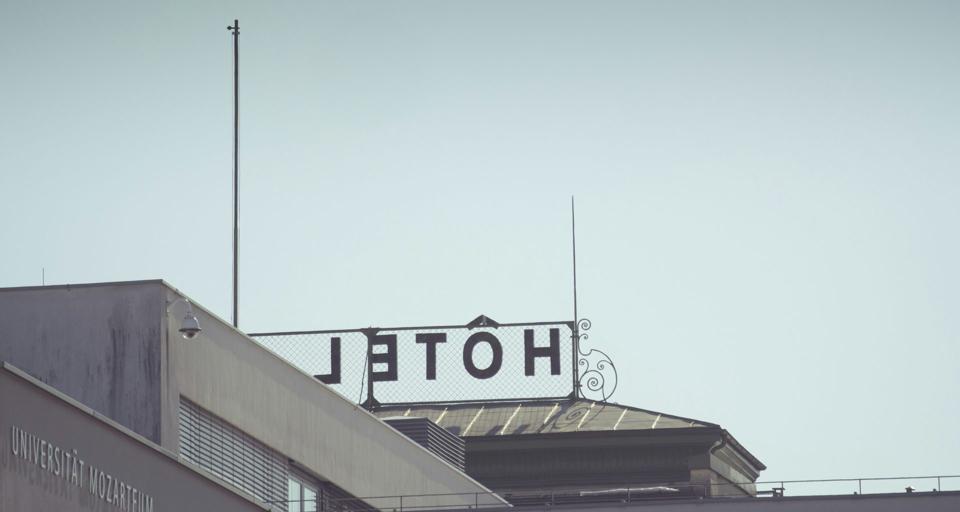 graues-betongebaude-unter-grauem-himmel-x5TgsO791XI