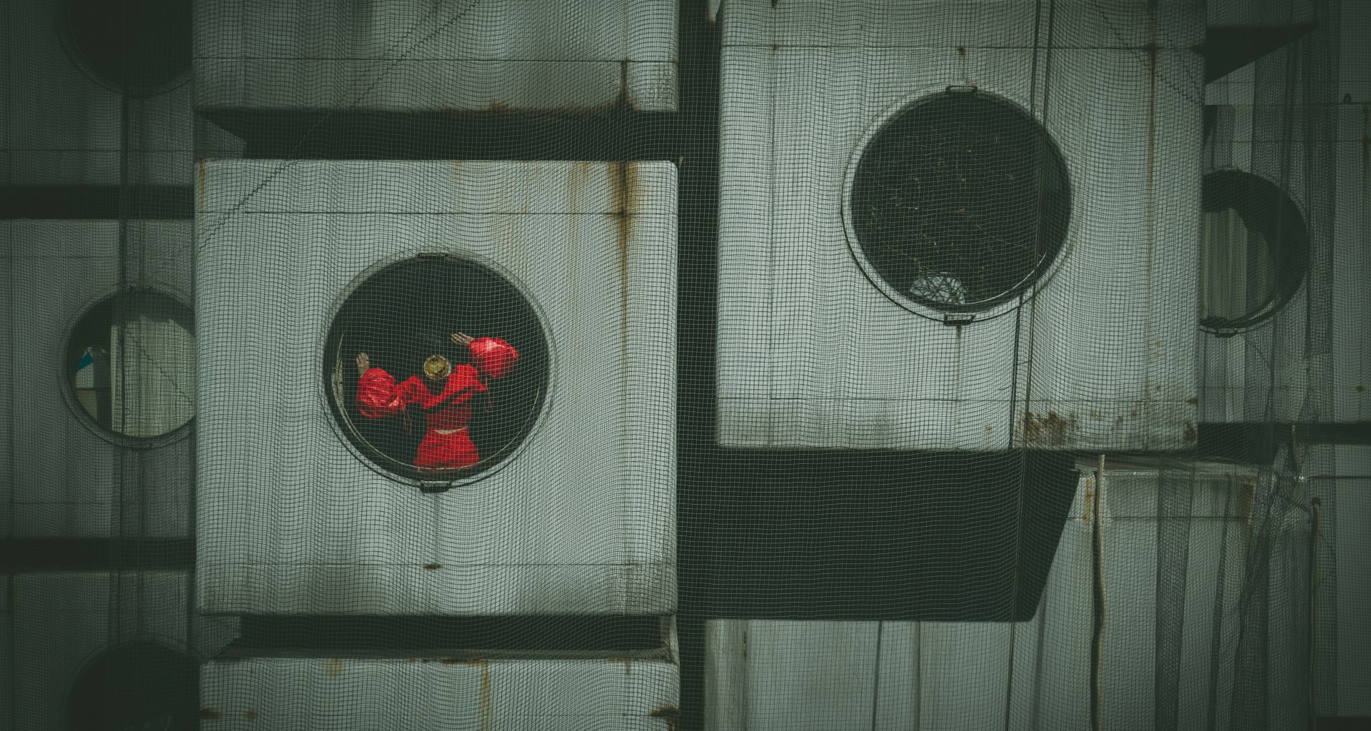 graues-betonhaus-rQlIcyjB6kA