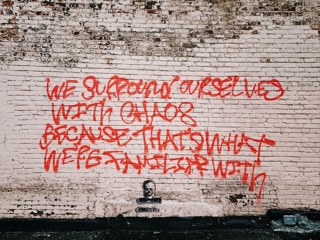 graue-betonwand-tagsuber-wnqO252GIjc