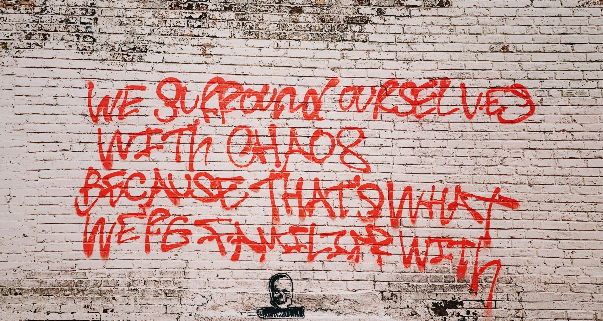 graue-betonwand-tagsuber-wnqO252GIjc