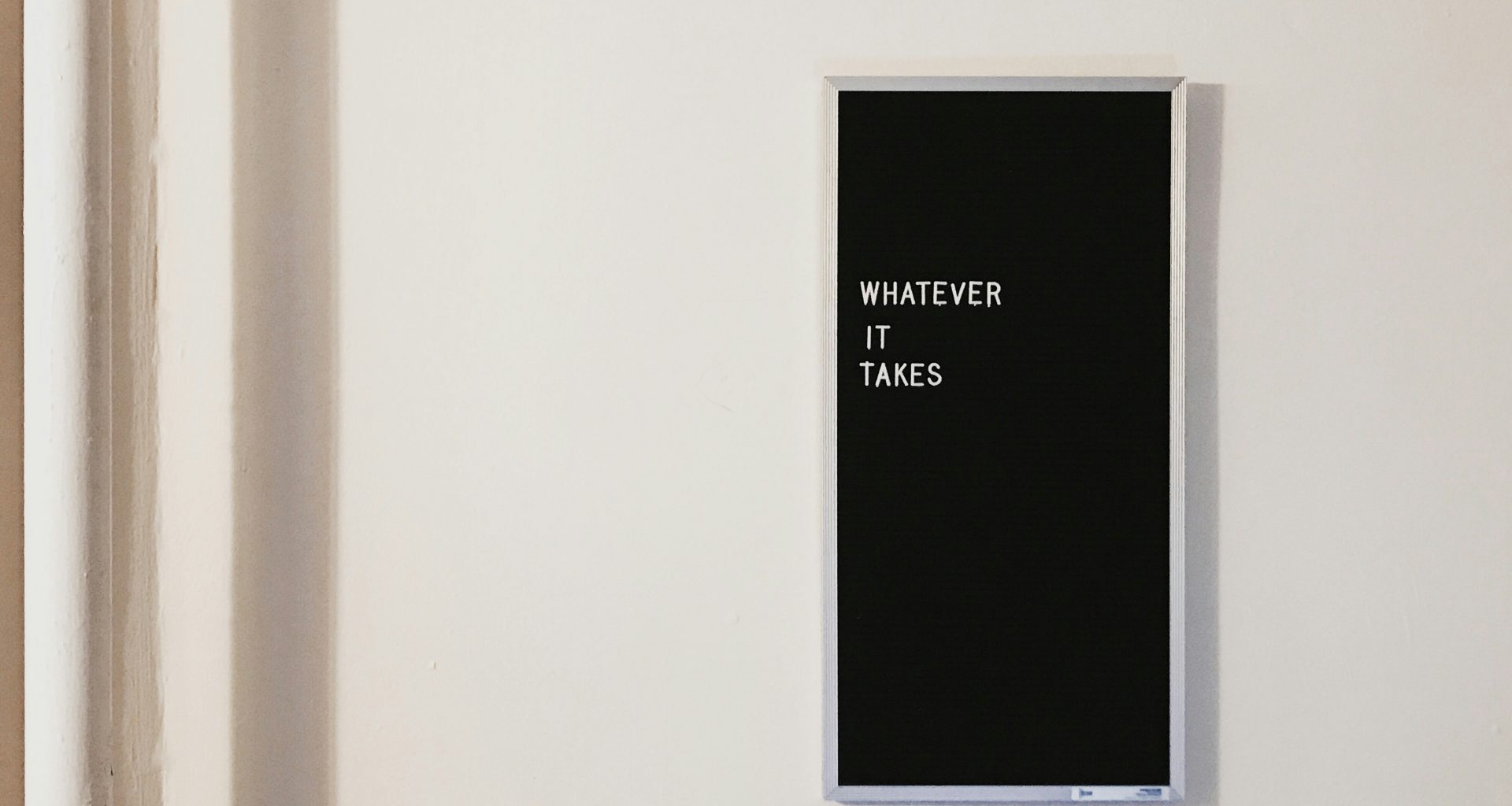 grau-gerahmte-tafel-mit-metallrahmen-auf-der-alles-geschrieben-steht-XzUMBNmQro0