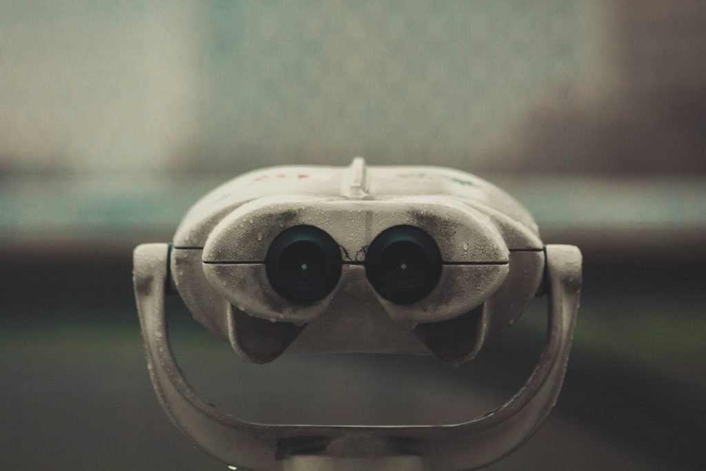 teleskop-aus-grauem-metall-DKTShh1P7fw