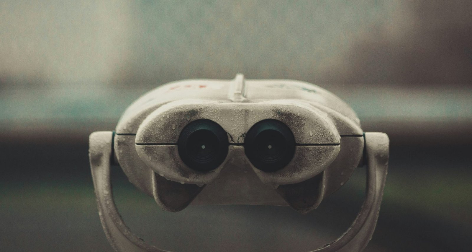 teleskop-aus-grauem-metall-DKTShh1P7fw