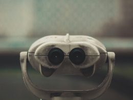 teleskop-aus-grauem-metall-DKTShh1P7fw