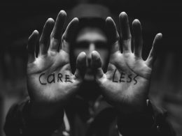 graustufenfotografie-eines-mannes-der-beide-hande-mit-sorglosem-text-auf-der-handflache-hebt-bFAamvcm5kc