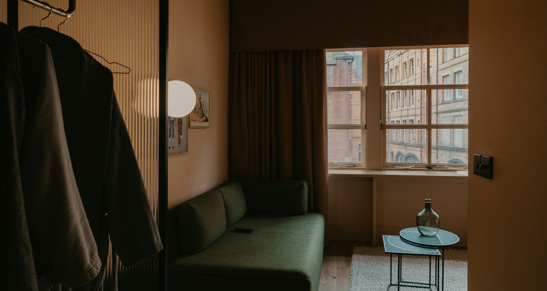 graues-sofa-in-der-nahe-von-braunem-fenstervorhang-Mc42meNLPAU