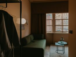 graues-sofa-in-der-nahe-von-braunem-fenstervorhang-Mc42meNLPAU