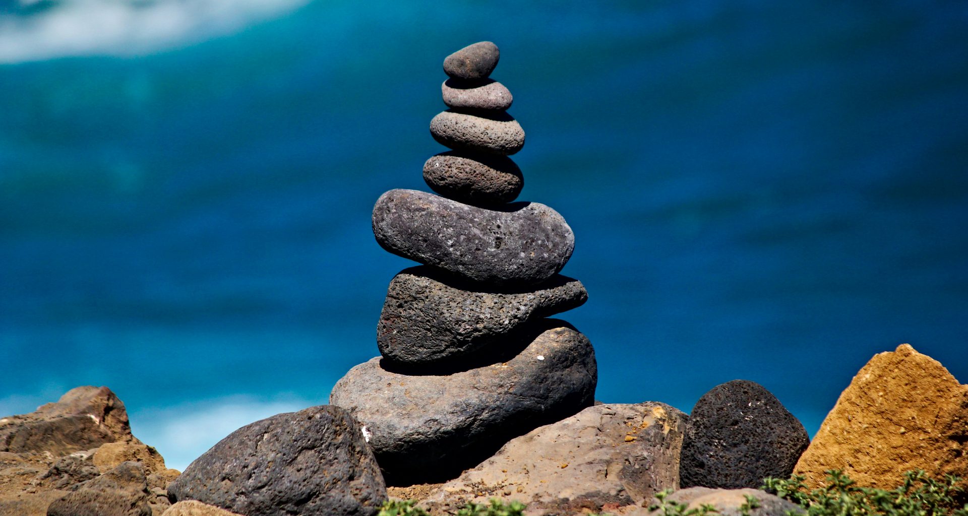 grau-gestapelte-steine-foto-mX2mdxhc0UM