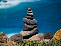 grau-gestapelte-steine-foto-mX2mdxhc0UM