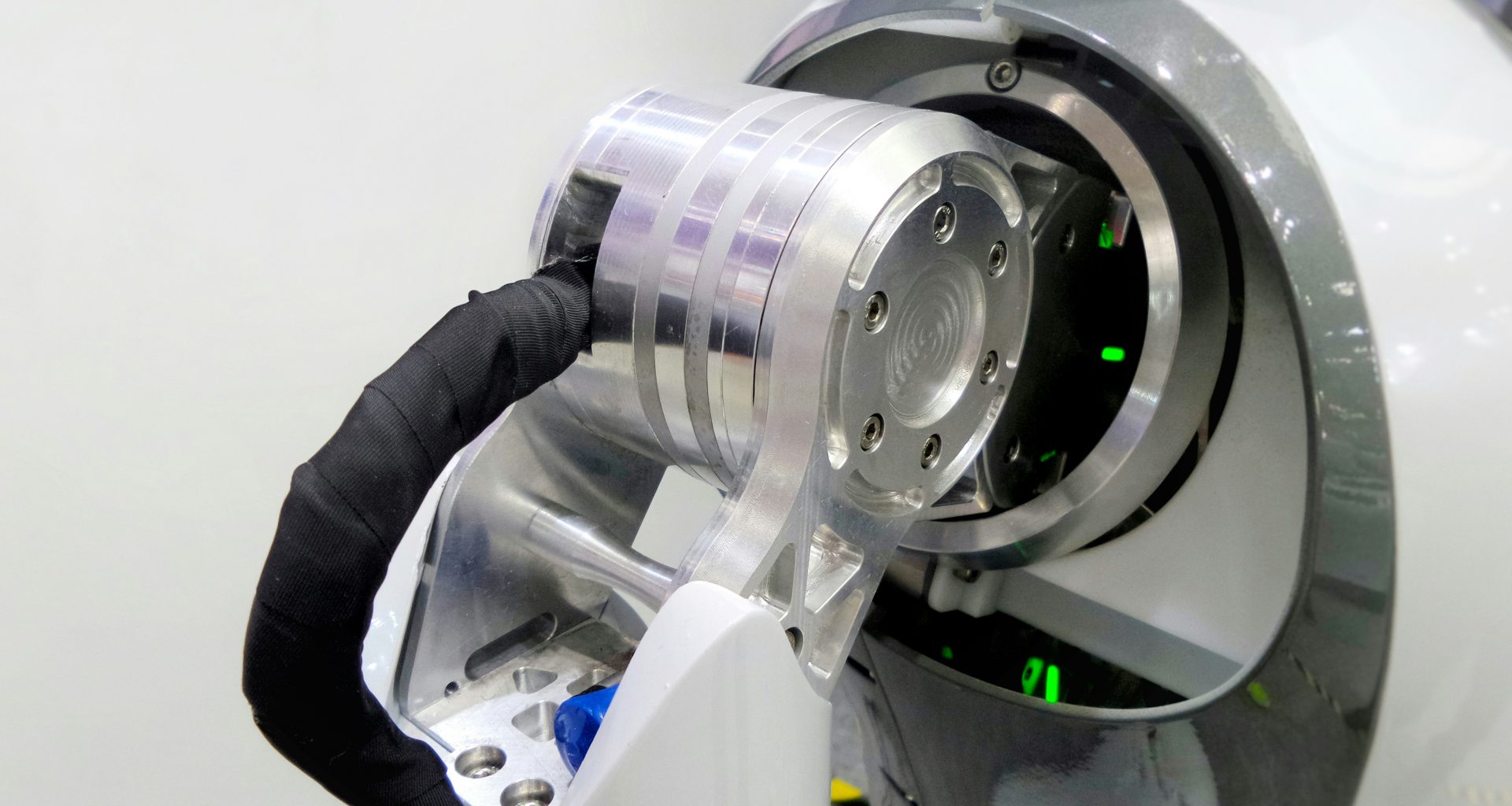 medizinische-maschine-aus-grauem-edelstahl-AUxh4Tccuf8