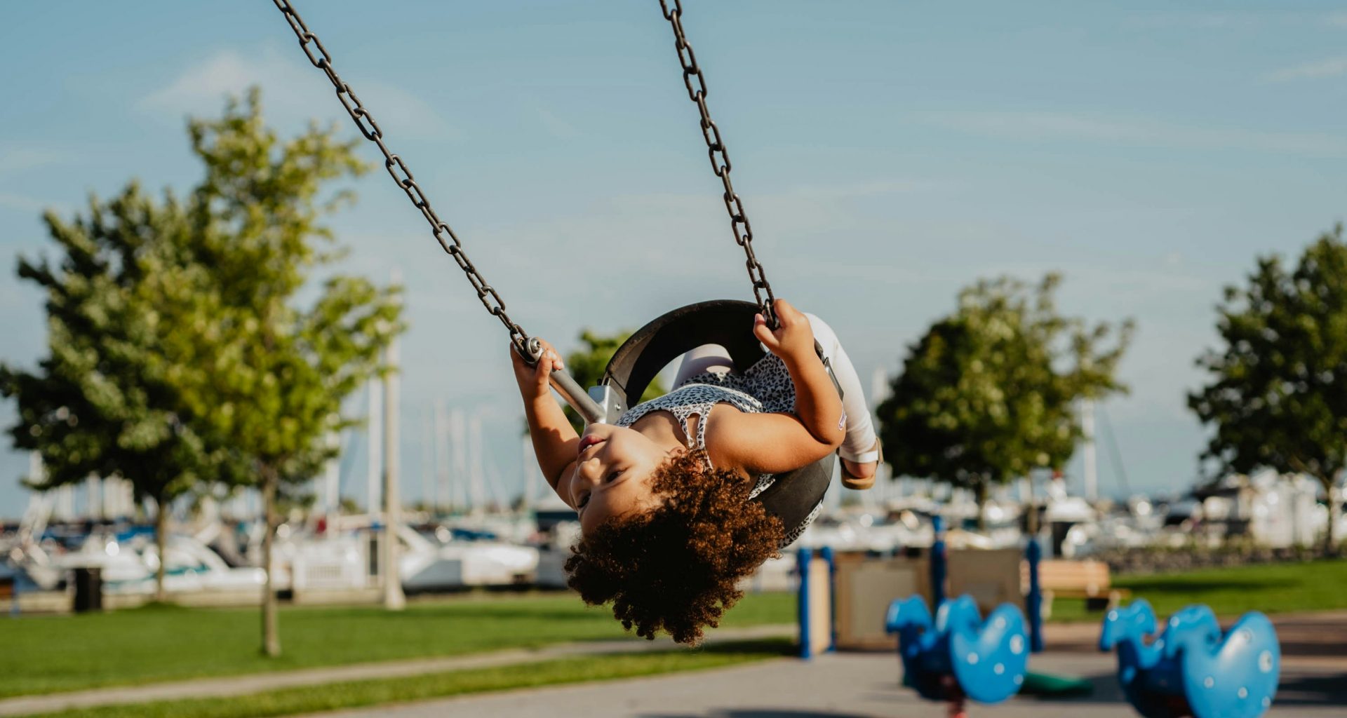 grauer-schaukelstuhl-VQLyz0CpVFM