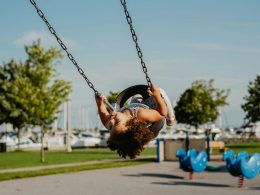 grauer-schaukelstuhl-VQLyz0CpVFM